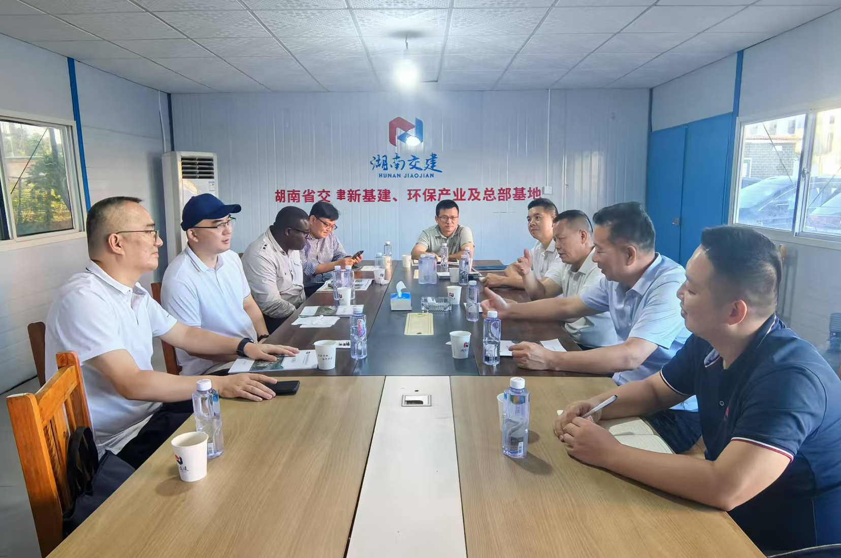 株洲高新區(qū)黨工委副書記、管委會(huì)主任劉智勇攜高新區(qū)經(jīng)濟(jì)合作局、湖南中焱時(shí)代科技有限公司蒞臨我司考察洽談，共謀合作發(fā)展新篇章