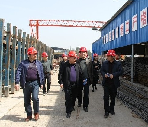 炎陵縣交通運(yùn)輸局領(lǐng)導(dǎo)來我司考察益婁高速公路第十一合同段項(xiàng)目部安全生產(chǎn)標(biāo)準(zhǔn)化施工